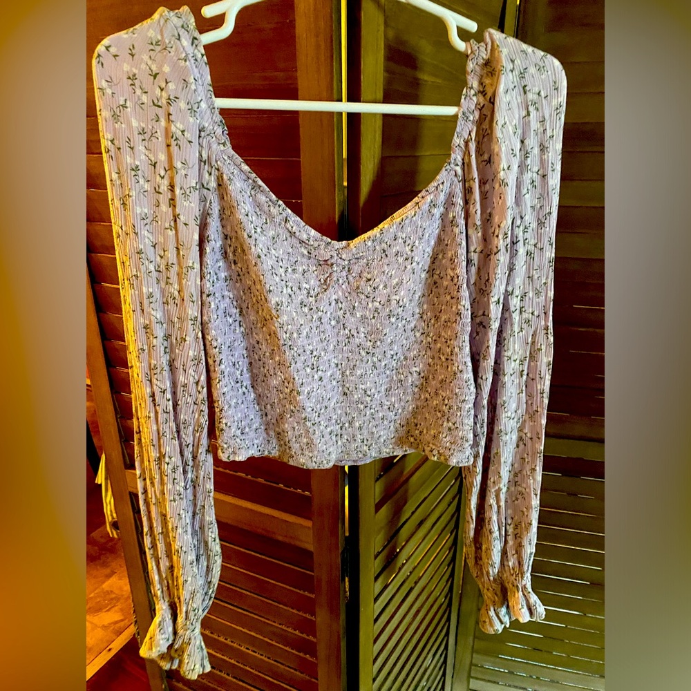 Hollister cropped top. Size large.